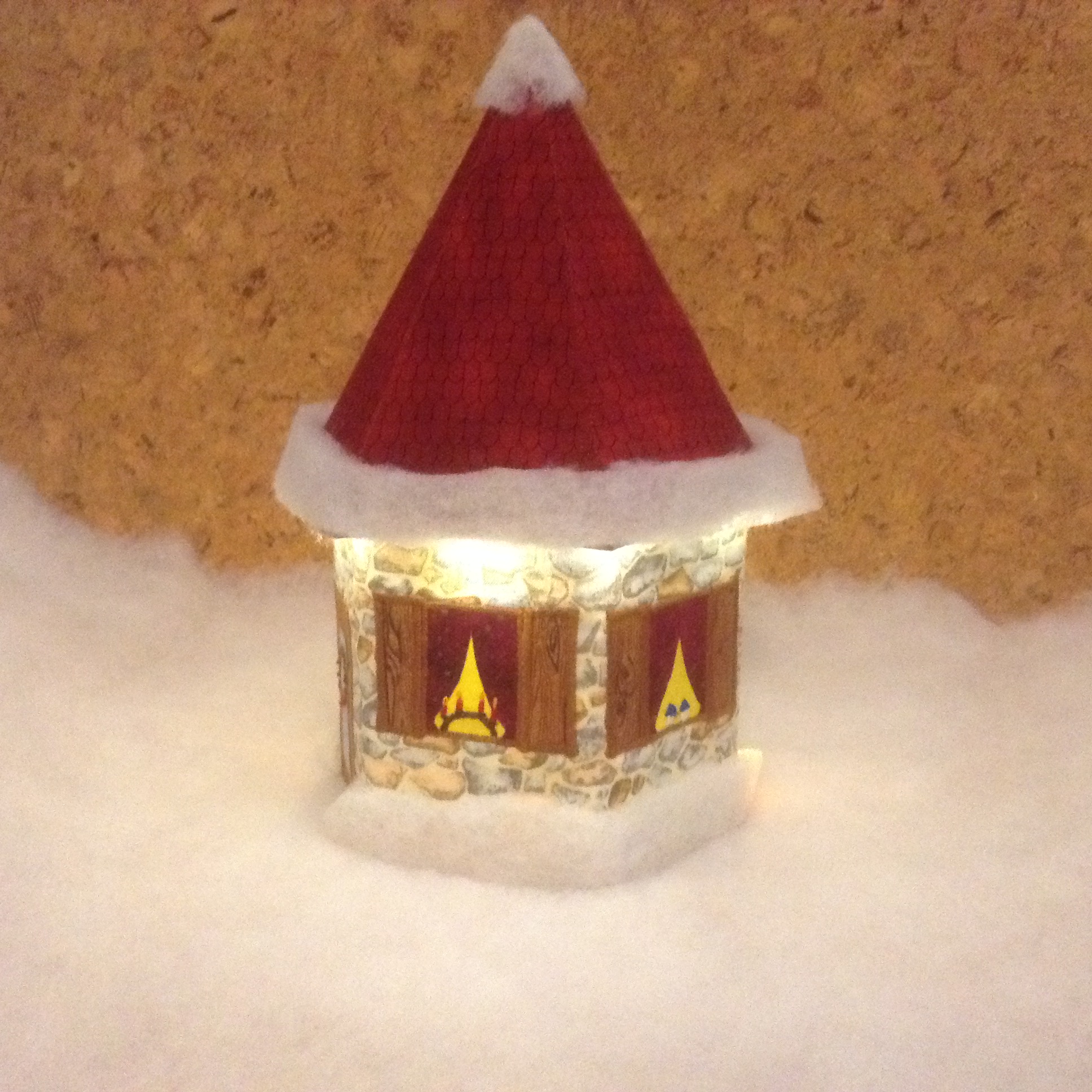 In den Fenstern des Wichtellichterheims stehen kleine Dosenhäuschen und ein Kerzenbogen.