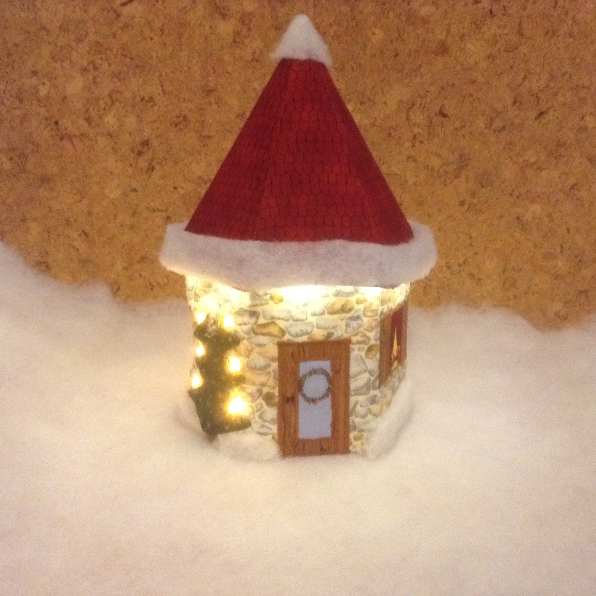 Das Wichtellichterheim hat einen Türkranz als Willkommen in der Tür hängen.